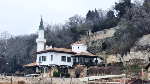 Изложба на Златка Божилова представя уникални морски картини в Балчик