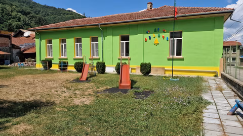 Обновяват дворното пространство на детската градина в Черни Осъм