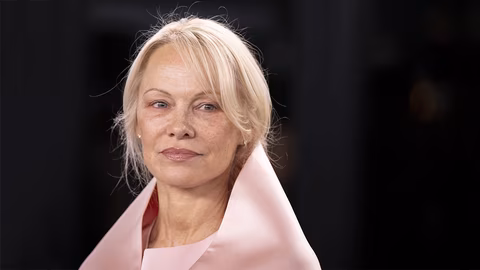 Памела Андерсън впечатли с необичайно поведение на Met Gala 2025