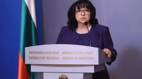 Министър Петкова: Финансирането на заплатите в столичния транспорт е отговорност на общината