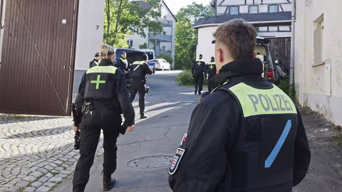 Задържаха банда български джебчийки в Дуизбург след над 30 кражби