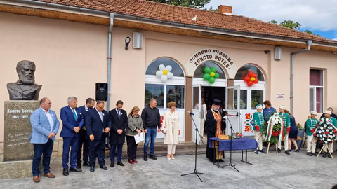 В Катуница откриха бюст на Христо Ботев по повод 180-годишнината на училището