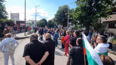 Жители на Силистра протестират за запазване на лева и референдум