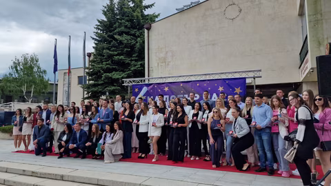 Община Самоков награди 69 отличници в абитуриентската церемония