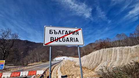 Фериботът "Европа" спря заради повреда, има ремонти на граничните пунктове