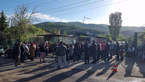 Работници в Бобов дол протестират срещу назначението на пенсионер за директор