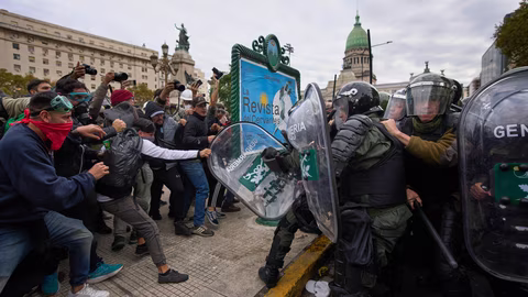 Четирима арестувани на протест в Буенос Айрес, сред тях двама фоторепортери