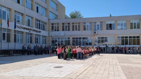 СУ "Св. Климент Охридски" в Добрич отбеляза "Върви, народе възродени" с духови оркестър