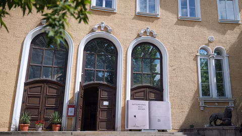 Инсталация "Литературата не е музей" пред "Св. Климент Охридски" провокира обновяване на учебната програма