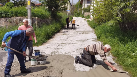 Жителите на Славейно ремонтират разбитите улици със собствени средства