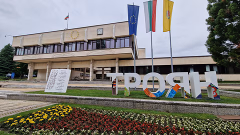 Троян отбеляза 24 май с празнично шествие и награди за култура и образование