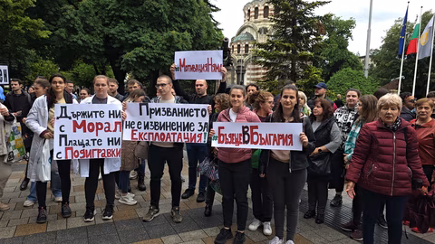 Десетки медици и студенти в Плевен протестираха за по-високи заплати и условия