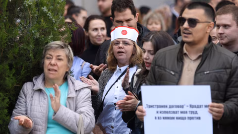 Студенти и здравни работници протестират за достойно заплащане и условия
