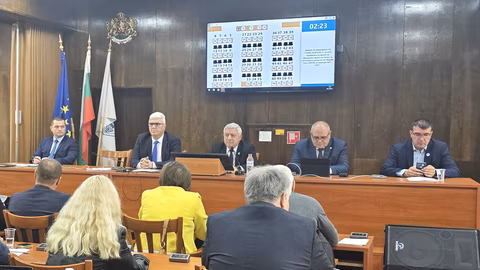Общинският съвет в Русе одобри важни финансови отчети и спря скутерите