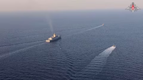 Британските военноморски сили проследиха руски кораби край Ламанша и Външните Хебриди