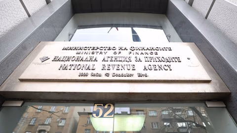 НАП спира временно прием на трудови договори за миграция към електронна система