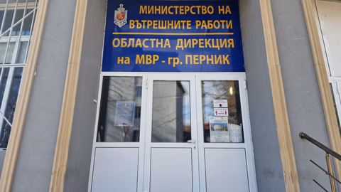 Полицията в Перник иззе близо 130 бутилки алкохол с изтекъл бандерол
