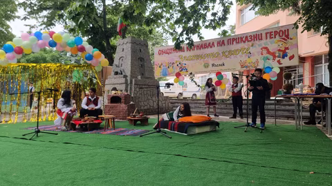 Ученици в Мъглиж пресъздадоха приказни герои на карнавала "Златното ключе"
