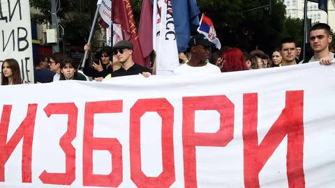 Студенти в Белград настояват за предсрочни избори с национални протести