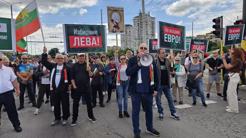 Протест на "Възраждане" блокира ключово кръстовище в Русе срещу еврото