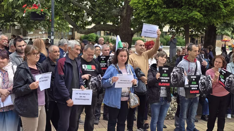 Граждани от Ловеч протестират за запазване на българския лев
