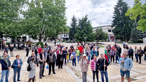 Жители на Троян протестираха срещу въвеждането на еврото в България