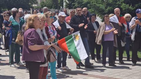 Граждани в Търговище протестират срещу въвеждането на еврото и искат референдум