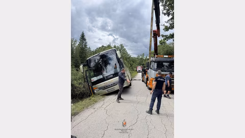Автобус с 31 пътници излиза извън пътя между Донино и Боженци