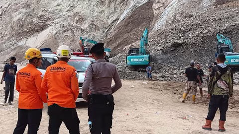 Трагично срутване на кариера в Западна Ява уби 17 души