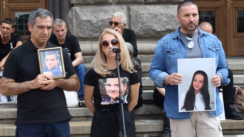 Граждани се събраха в София в памет на децата, загинали на пътя