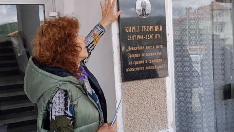 В Горни Окол откриха паметна плоча в чест на поет Кирил Георгиев