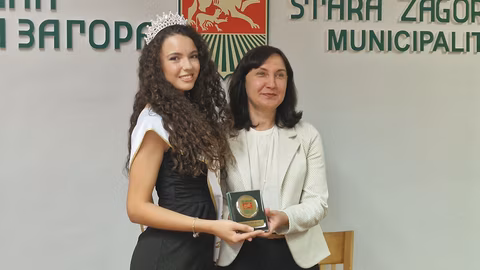 Хрисиана Христова получи плакет за "Мис Земя – България 2025" в Стара Загора