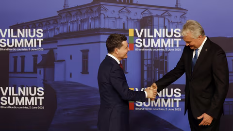 Президентът Никушор Дан пристигна във Вилнюс за срещата на Б9 с военен самолет