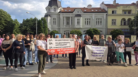 Медици в Сливен протестират за достойни заплати и по-добри условия на труд