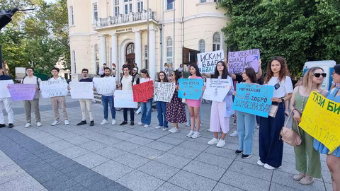 Студенти и медицински специалисти в Пловдив протестират за по-добро заплащане и условия