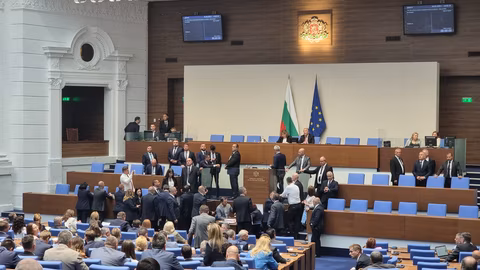 Костадин Костадинов и "Възраждане" блокираха Народното събрание