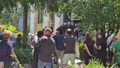 Стотици изпратиха Божана Апостолова в последния й път в Пловдив