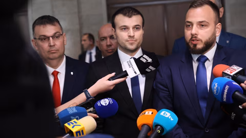 "Възраждане" се противопоставя на управляващите въпреки атаките в парламента