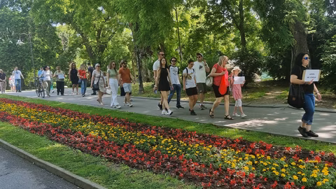 Варненци излязоха на протест срещу автомобилния трафик в Морската градина