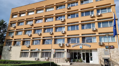 Задържаха мъж за повреда на микробуси за хора с увреждания във Вършец