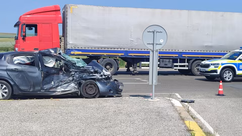 Товарен автомобил и лек автомобил се сблъскаха на път I-7 край Ямбол