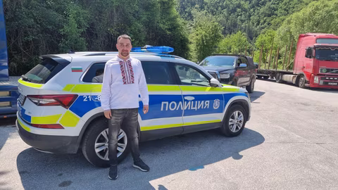 Синът на Тодор Батков свали бетонни прегради на граничния път към Гърция