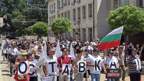 Протестиращи в Ловеч настояват за запазване на българския лев и референдум