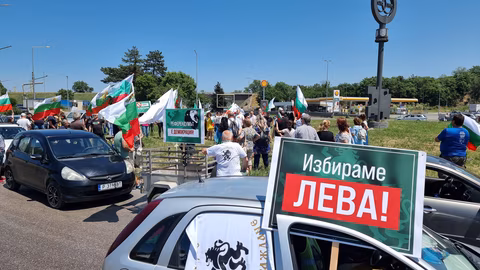 Протест на "Възраждане" блокира "Дунав мост" срещу въвеждането на еврото