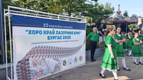 Около 900 танцьори участваха в юбилейното "Хоро край лазурния бряг" в Бургас