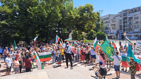 Граждани в Пловдив протестират срещу въвеждането на еврото и настояват за референдум