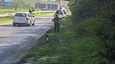 Община Шумен извършва косене и поддръжка на зелени площи в града