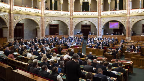 Унгарският парламент прие закон за временно отнемане на гражданството