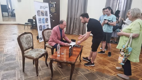 Димитър Маринов представи "Към сцената" и "Към екрана" в Добрич