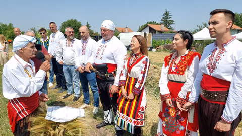 Отбелязаха старта на жътвата с ритуал "зажънване" край Търнава